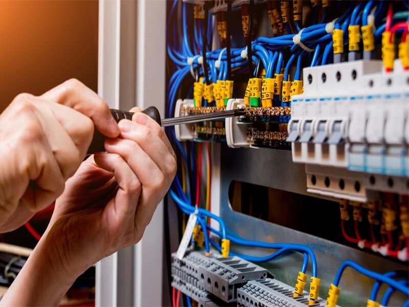 Sigorta kutusu ve kaçak akım kontrolü yapan elektrikçi