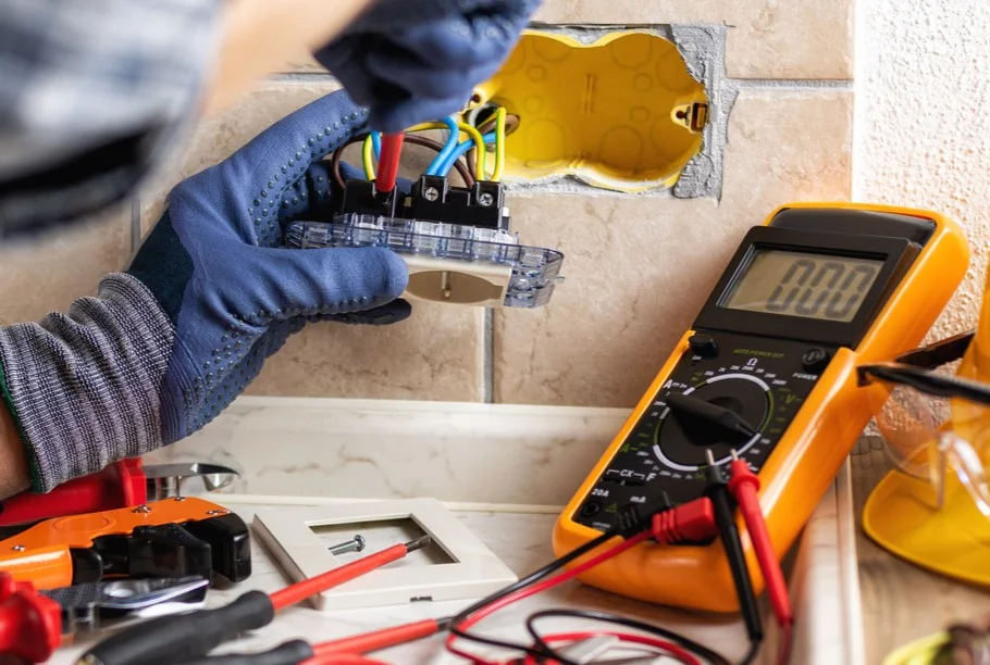 Priz elektrik arızası kontrolü yapan elektrikçi